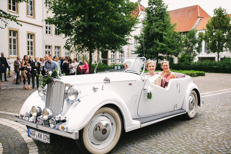 Ankunft der Braut im Hochzeitsauto vor der Kirche in Warendorf ©Markus Koslowski Hochzeitsfotograf Warendorf 