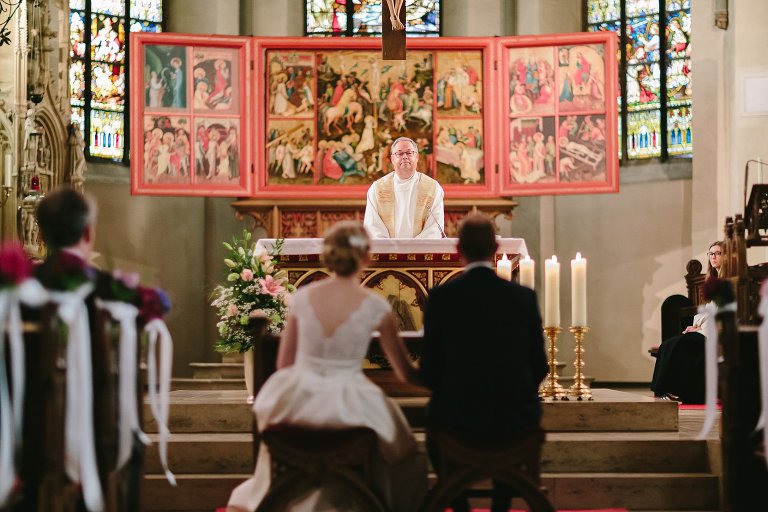 Aufnahme von Pastor in einer Kirche in Warendorf ©Markus Koslowski Hochzeitsfotograf Warendorf 