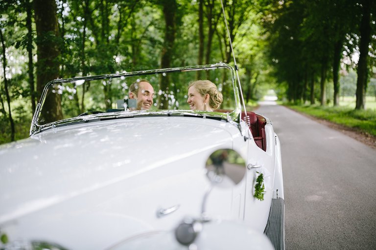 Braut und Bräutigam im Brautauto ©Markus Koslowski Hochzeitsfotograf Warendorf 